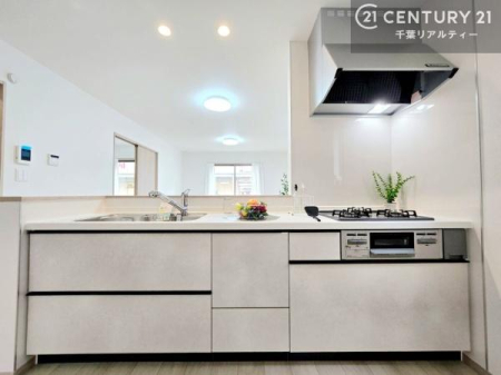 �L�b�`�� ��l�C�̑Ζʎ��V�X�e���L�b�`�����̗p���Ă��܂��I���Ƒ��̃R�~���j�P�[�V���������R�Ƒ�����݌v�ł��B
���q�l�ɂ��ڂ��͂��̂Ŋ������ł��ˁI�L�X�g���ĉ��K�B�L�b�`������̌i�F���Y��ō�Ƃ��i�݂܂��B