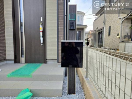 ���̑����n �O�ǂɐݒu���ꂽ�|�X�g�́A�O�σf�U�C���Ɣ��������a���Ȃ���A�g������ɂ��z�����ꂽ�֗��Ȑݔ��ł��B