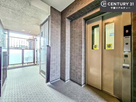 ���̑����p�� �G���x�[�^�[�����̃}���V�����ŁA�d���ו���x�r�[�J�[�̈ړ������K�B�����̐��������X���[�Y�ɂȂ�܂��B