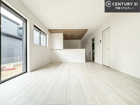 ���r���O �傫�ȑ����炽���Ղ�̗z���������閾�邢���r���O�B�J�����̂��郊�r���O�ŉƑ��c���̂��났�̎��Ԃ��߂����܂��B