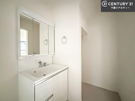 ���ʑ�E���ʏ� �O�ʋ��d�l�̐��ʏ��́A�g�����Ȃ݂����₷������I���͎��[�ɂȂ��Ă��܂��B�h���C���[�₨���ϓ����Еt������̂Ő��ʑ������X�b�L���ƌ����邱�Ƃ��o���܂��I