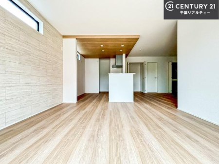 ���r���O �傫�ȑ����炽���Ղ�̗z���������閾�邢���r���O�B�J�����̂��郊�r���O�ŉƑ��c���̂��났�̎��Ԃ��߂����܂��B