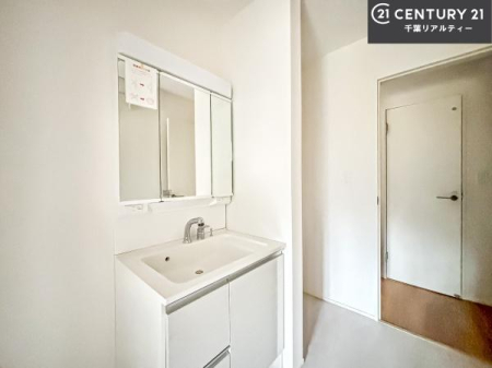 ���ʑ�E���ʏ� �O�ʋ��d�l�̐��ʏ��́A�g�����Ȃ݂����₷������I���͎��[�ɂȂ��Ă��܂��B�h���C���[�₨���ϓ����Еt������̂Ő��ʑ������X�b�L���ƌ����邱�Ƃ��o���܂��I