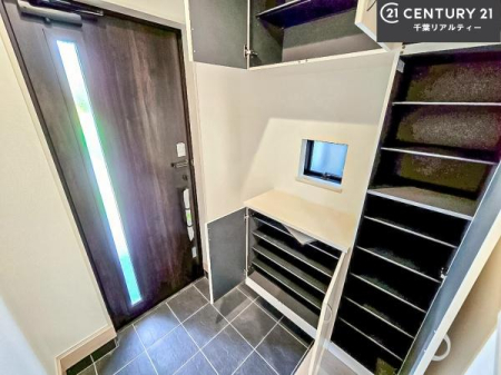 ���� �V���[�Y�{�b�N�X�t���Ȃ̂ŁA���ւ��Еt�����|�������₷���ł��I
�X�b�L���������ւŌ˂��J�����u�ԁA�������̂���S�n������Ԃ��o�}���Ă���܂��B

