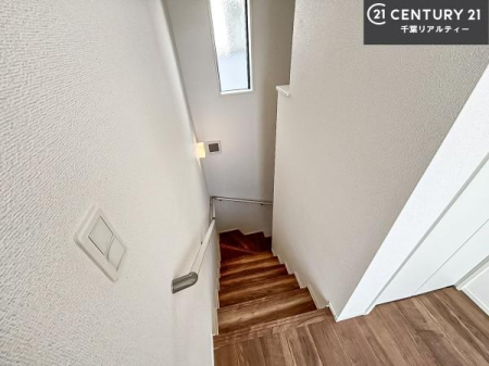 ���̑����� �K�i�ɂ͎萠�肪�t���Ă���A���q�l�₲�N�z�̕������S���Ă����p�����܂��B��������̑����t���Ă���A���������S�ł��ˁI