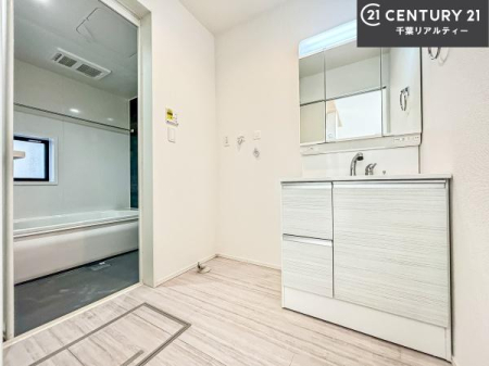 ���ʑ�E���ʏ� �O�ʋ��d�l�̐��ʏ��́A�g�����Ȃ݂����₷������I���͎��[�ɂȂ��Ă��܂��B�h���C���[�₨���ϓ����Еt������̂Ő��ʑ������X�b�L���ƌ����邱�Ƃ��o���܂��I