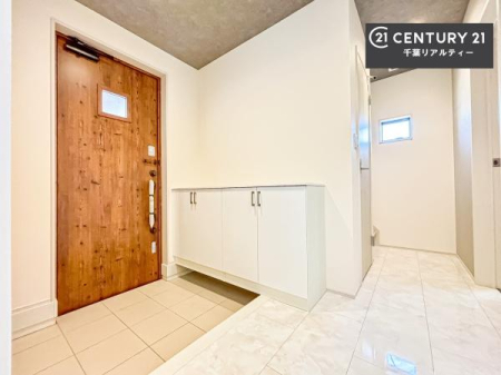 ���� �V���[�Y�{�b�N�X�t���Ȃ̂ŁA���ւ��Еt�����|�������₷���ł��I
�X�b�L���������ւŌ˂��J�����u�ԁA�������̂���S�n������Ԃ��o�}���Ă���܂��B