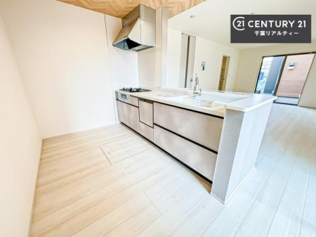 �L�b�`�� ��l�C�̑Ζʎ��V�X�e���L�b�`�����̗p���Ă��܂��I���Ƒ��̃R�~���j�P�[�V���������R�Ƒ�����݌v�ł��B
���q�l�ɂ��ڂ��͂��̂Ŋ������ł��ˁI�L�X�g���ĉ��K�ō�Ƃ��i�݂܂��B