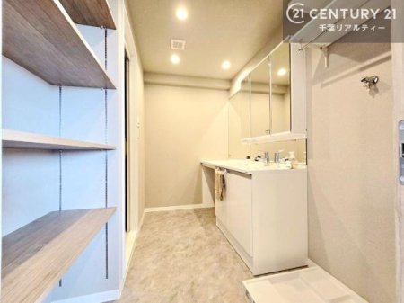 ���ʑ�E���ʏ� ����p���t���ň��S�̃����h���[�X�y�[�X�B�������ɂ͉��I��݂��Ă���A���[���镨�ɍ��킹�Ē����\�B���X�̉Ǝ��������X���[�Y�ɃT�|�[�g���܂��B