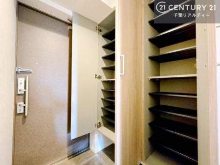 ���� �V���[�Y�{�b�N�X�t���B���ւ��Еt�����|�������₷���ł��I
�X�b�L���������ւŌ˂��J�����u�ԁA�������̂���S�n������Ԃ��o�}���Ă���܂��B