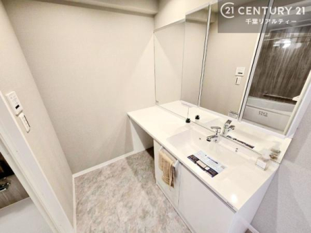 ���ʑ�E���ʏ� �L�X�Ƃ����J�E���^�[�����͂̐��ʑ�B����u���X�y�[�X�ɂ��]�T������A���Ƒ��ŕ���ł̐g�x�x�����K�ł��B�O�ʋ����ɂ͎��[�������A��������Ƃ�����Ԃ�ۂĂ܂��B