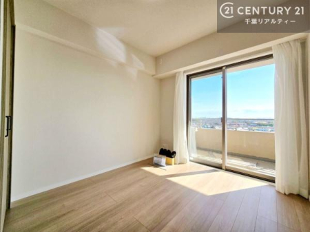 �m�� �o���R�j�[�ɖʂ����m���́A�����Ղ�̗z���ƊJ�����Ɍb�܂�A�S�n�悭�߂�������K�ȋ�Ԃł��B