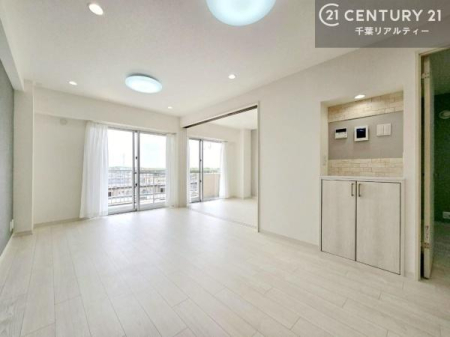 ���r���O ���肰�Ȃ��݂���ꂽ�j�b�`����Ԃɏ㎿�ȃA�N�Z���g��Y���郊�r���O�B���C�ɓ���̏�����O���[�������������A����ɍʂ�Ƃ₷�炬�������炷�A�������ꂽ�ЂƂƂ������o���܂��B