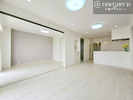 ���r���O �אڂ���m���̔����J���邱�ƂŁA���r���O�ƂЂƑ����̊J���I�ȋ�ԂɁB�����������čL������������A���C�t�X�^�C���ɍ��킹�Ď��݂Ɏg����������A�_��̂���S�n�悢�Z��Ԃł��B