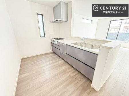 �L�b�`�� ��l�C�̑Ζʎ��V�X�e���L�b�`�����̗p���Ă��܂��I���Ƒ��̃R�~���j�P�[�V���������R�Ƒ�����݌v�ł��B
���q�l�ɂ��ڂ��͂��̂Ŋ������ł��ˁI�L�X�g���ĉ��K�ō�Ƃ��i�݂܂��B