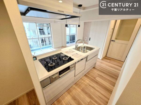 �L�b�`�� ��l�C�̑Ζʎ��V�X�e���L�b�`�����̗p���Ă��܂��I���Ƒ��̃R�~���j�P�[�V���������R�Ƒ�����݌v�ł��B
���q�l�ɂ��ڂ��͂��̂Ŋ������ł��ˁI�L�X�g���ĉ��K�ō�Ƃ��i�݂܂��B