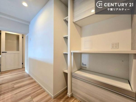 �L�b�`�� �J�b�v�{�[�h�t���̃L�b�`���ł��I
�L�b�`���͉����ƃK�`���K�`���������ł��B�d�q�����W�␆�ъ���u���܂����A��������̐H��͒I�Ɏ��[���\�ł��I