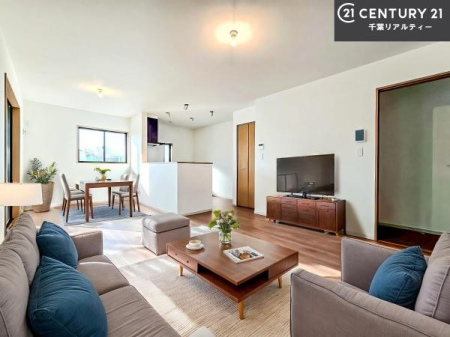 ���r���O �Ƌ��CG�p�[�X�ł��B�J�����̂���L�XLDK�I�\�t�@�[��_�C�j���O�e�[�u����u���Ă������ɂȂ�Ȃ��̂ŉ��K�ɉ߂����܂��I