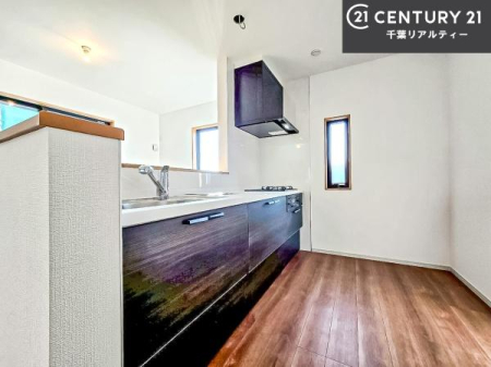 �L�b�`�� ��l�C�̑Ζʎ��V�X�e���L�b�`�����̗p���Ă��܂��I���Ƒ��̃R�~���j�P�[�V���������R�Ƒ�����݌v�ł��B
���q�l�ɂ��ڂ��͂��̂Ŋ������ł��ˁI�L�X�g���ĉ��K�ɍ�Ƃ��i�݂܂��B