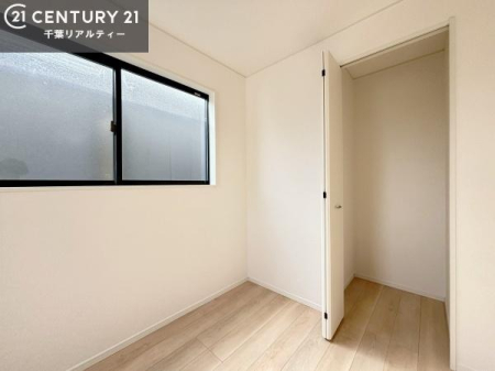 �m�� �L�x�Ȏ��[�X�y�[�X�ŁA�Z��Ԃ�������B
��������}���A��������Ԃ�ۂĂ���[�[���̏Z�܂��ł��B