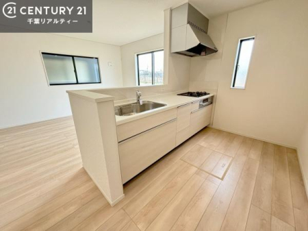 �L�b�`�� ��l�C�̑Ζʎ��V�X�e���L�b�`�����̗p���Ă��܂��I���Ƒ��̃R�~���j�P�[�V���������R�Ƒ�����݌v�ł��B
���q�l�ɂ��ڂ��͂��̂Ŋ������ł��ˁI�L�X�g���ĉ��K�B�L�b�`������̌i�F���Y��ō�Ƃ��i�݂܂��B