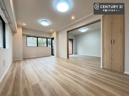 ���r���O ��؂ȉƑ����W�܂邩�炱��LDK�ɂ͂�����肽���B
�q�����������C�ɏ΂��Ȃ��瑖�����Ă���p�����������u�L���Ƃɂ��ėǂ������v�Ǝv���u�Ԃł��B