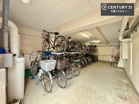 ���̑����p�� ���֏ꊮ���ŁA���q���܂̎��]�Ԃ�ʋΗp�̎��]�Ԃ����S���Ēu���܂��B���Ƒ��ɂ����ꂵ���֗��Ȑݔ��ł��B
�󂫏󋵂����C�y�ɂ��₢���킹���������B