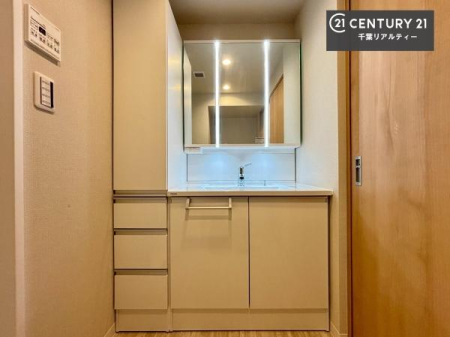 ���ʑ�E���ʏ� �O�ʋ��d�l�̐��ʏ��́A�g�����Ȃ݂����₷������I���͎��[�ɂȂ��Ă��܂��B�h���C���[�₨���ϓ����Еt������̂Ő��ʑ������X�b�L���ƌ����邱�Ƃ��o���܂��I