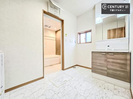 ���ʑ�E���ʏ� �O�ʋ��d�l�̐��ʏ��́A�g�����Ȃ݂����₷������I���͎��[�ɂȂ��Ă��܂��B�h���C���[�₨���ϓ����Еt������̂Ő��ʑ������X�b�L���ƌ����邱�Ƃ��o���܂��I