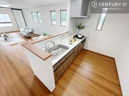 �L�b�`�� ��Ƃ肠�钲���X�y�[�X�ō�Ƃ����₷�����K�ȃL�b�`���ł��I
���q�l�ƈꏏ�ɂ��َq������y���߂�L�X�X�y�[�X�ł��B�y�����������ԂɂȂ肻���ł��ˁI