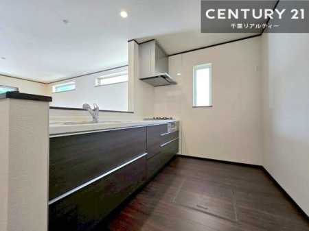 �L�b�`�� �L�b�`���ɂ͏���������A���R������荞�݂Ȃ��犷�C���X���[�Y�B���邭���K�Ȓ�����Ԃ��������Ă��܂��B���C����������ł��܂��I