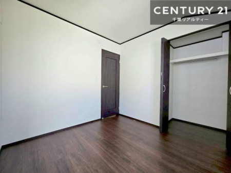 �m�� �e�����Ɏ��[�͂̂���N���[�[�b�g��ݒu�B�ו��𐮗����ڂ��₷���A����������ɂ��ꂢ�ɕۂ��Ƃ��ł��܂��B���[�ꏊ�ɍ���Ȃ��A���K�Ȑ������T�|�[�g����Z�܂��ł��B