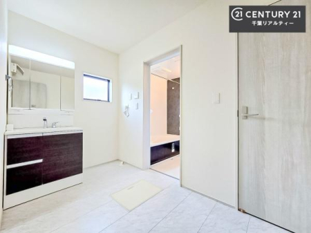 ���ʑ�E���ʏ� �O�ʋ��d�l�̐��ʏ��́A�g�����Ȃ݂����₷������I���͎��[�ɂȂ��Ă��܂��B�h���C���[�₨���ϓ����Еt������̂Ő��ʑ������X�b�L���ƌ����邱�Ƃ��o���܂��I