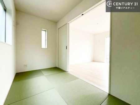 �a�� ��̍��肪�S�n�悭�A�q�Ԃ₨�q���܂̗V�я�A���Q�X�y�[�X�ȂǑ��ړI�ɂ��g�����������܂��B
���r���O�ɗאڂ��Ă��邽�߁A�����˂��J����΍L�X�Ƃ�����̊��̂����ԂɁA�߂�Ό��Ƃ��Ă����p�\�B