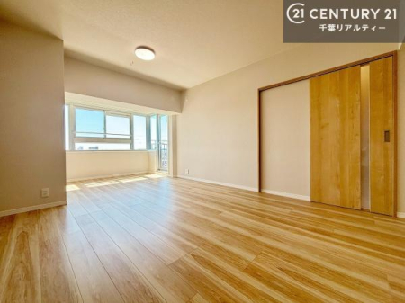 ���r���O ��؂ȉƑ����W�܂邩�炱��LDK�ɂ͂�����肽���B
�q�����������C�ɏ΂��Ȃ��瑖�����Ă���p�����������u�L���Ƃɂ��ėǂ������v�Ǝv���u�Ԃł��B