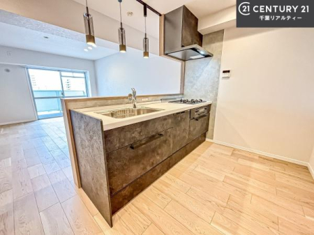 �L�b�`�� ��l�C�̑Ζʎ��V�X�e���L�b�`�����̗p���Ă��܂��I���Ƒ��̃R�~���j�P�[�V���������R�Ƒ�����݌v�ł��B
���q�l�ɂ��ڂ��͂��̂Ŋ������ł��ˁI�L�X�g���ĉ��K�ō�Ƃ��i�݂܂��B