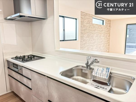 �L�b�`�� ��l�C�̑Ζʎ��V�X�e���L�b�`�����̗p���Ă��܂��I���Ƒ��̃R�~���j�P�[�V���������R�Ƒ�����݌v�ł��B
���q�l�ɂ��ڂ��͂��̂Ŋ������ł��ˁB�L�X�g���ĉ��K�ɍ�Ƃ��i�݂܂��B