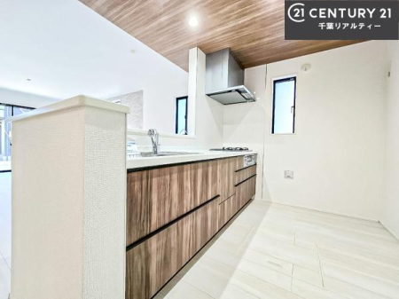 �L�b�`�� ��l�C�̑Ζʎ��V�X�e���L�b�`�����̗p���Ă��܂��I���Ƒ��̃R�~���j�P�[�V���������R�Ƒ�����݌v�ł��B
���q�l�ɂ��ڂ��͂��̂Ŋ������ł��ˁB�L�X�g���ĉ��K�ɍ�Ƃ��i�݂܂��B