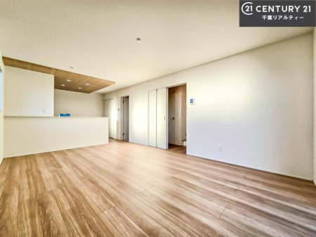 ���r���O �傫�ȑ����炽���Ղ�̗z���������閾�邢���r���O�B�J�����̂��郊�r���O�ŉƑ��c���̂��났�̎��Ԃ��߂����܂��B