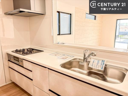 �L�b�`�� ��l�C�̑Ζʎ��V�X�e���L�b�`�����̗p���Ă��܂��I���Ƒ��̃R�~���j�P�[�V���������R�Ƒ�����݌v�ł��B
���q�l�ɂ��ڂ��͂��̂Ŋ������ł��ˁB�L�X�g���ĉ��K�ɍ�Ƃ��i�݂܂��B