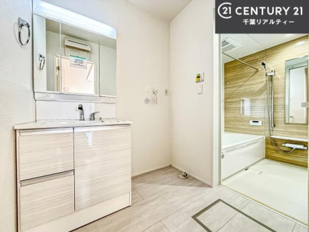 ���ʑ�E���ʏ� �O�ʋ��d�l�̐��ʏ��́A�g�����Ȃ݂����₷������I���͎��[�ɂȂ��Ă��܂��B�h���C���[�₨���ϓ����Еt������̂Ő��ʑ������X�b�L���ƌ����邱�Ƃ��o���܂��I