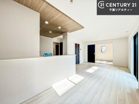 ���r���O �傫�ȑ����炽���Ղ�̗z���������閾�邢���r���O�B�J�����̂��郊�r���O�ŉƑ��c���̂��났�̎��Ԃ��߂����܂��B