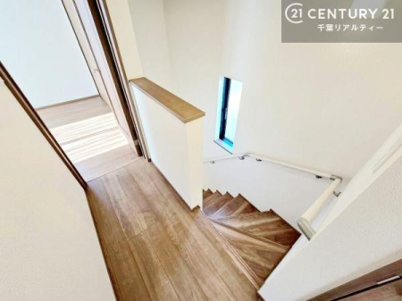 ���̑����� �肷��t���̊K�i���̗p���A��艺��̍ۂ����S���̂���݌v�B
�����݂����Ă��邽�߁A�����͎��R�����������݁A���邭�J���I�ȋ�Ԃł��B