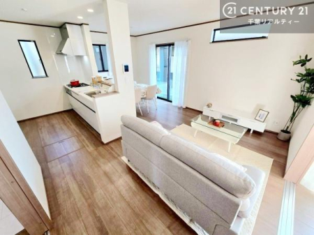 ���r���O �Ƌ��CG�p�[�X�ł��B�J�����̂���L�XLDK�I�\�t�@�[��_�C�j���O�e�[�u����u���Ă������ɂȂ�Ȃ��̂ŉ��K�ɉ߂����܂��I�R�~���j�P�[�V���������₷�����r���O�ł��I