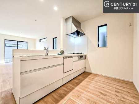 �L�b�`�� ��l�C�̑Ζʎ��V�X�e���L�b�`�����̗p���Ă��܂��I���Ƒ��̃R�~���j�P�[�V���������R�Ƒ�����݌v�ł��B
���q�l�ɂ��ڂ��͂��̂Ŋ������ł��ˁI�L�X�g���ĉ��K�ō�Ƃ��i�݂܂��B