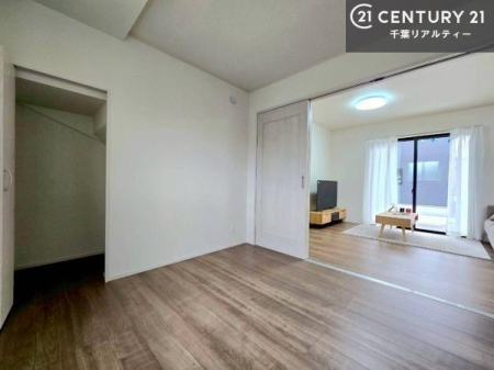 �m�� ���r���O�ɗאڂ����m���͉Ƒ��̃��C�t�X�^�C���ɍ��킹�ď_��Ɏg����֗��ȋ�ԁB�����J����΃��r���O�ƈ�̊��̂���L�X�Ƃ�����ԂɁA�߂�Η��q�p�̌��⃏�[�N�X�y�[�X�A�L�b�Y���[���Ƃ��Ă����􂵂܂��B