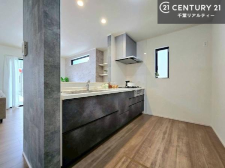 �L�b�`�� ��l�C�̑Ζʎ��V�X�e���L�b�`�����̗p���Ă��܂��I���Ƒ��̃R�~���j�P�[�V���������R�Ƒ�����݌v�ł��B
���q�l�ɂ��ڂ��͂��̂Ŋ������ł��ˁI�L�X�g���ĉ��K�ō�Ƃ��i�݂܂��B