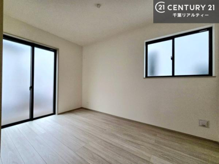 �m�� ���r���O�ɗאڂ����m���́A�J�������LDK�ƂȂ���J���I�ȋ�ԂɁB
���q�l�̗V�я�⃏�[�N�X�y�[�X�A�q�ԂȂǑ��ړI�Ɋ��p�ł���֗��Ȃ������ł��B