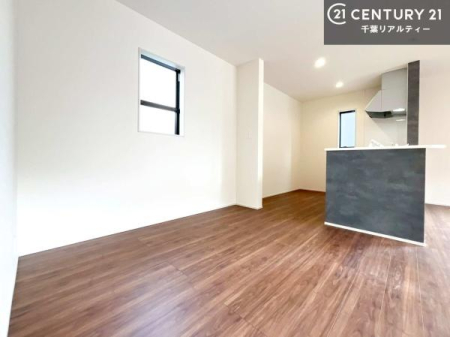 ���r���O ��؂ȉƑ����W�܂邩�炱��LDK�ɂ͂�����肽���B
�q�����������C�ɏ΂��Ȃ��瑖�����Ă���p�����������u�L���Ƃɂ��ėǂ������v�Ǝv���u�Ԃł��B