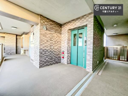 ���̑����p�� �G���x�[�^�[�����ŁA�����̈ړ����X���[�Y�B��K�ւ̃A�N�Z�X�����K�Ȃ��߁A���N�z�̕��⏬���Ȃ��q���܂����邲�ƒ�ɂ����S�ł��B���K���Ɨ��֐������˔������Z�܂��ł��B